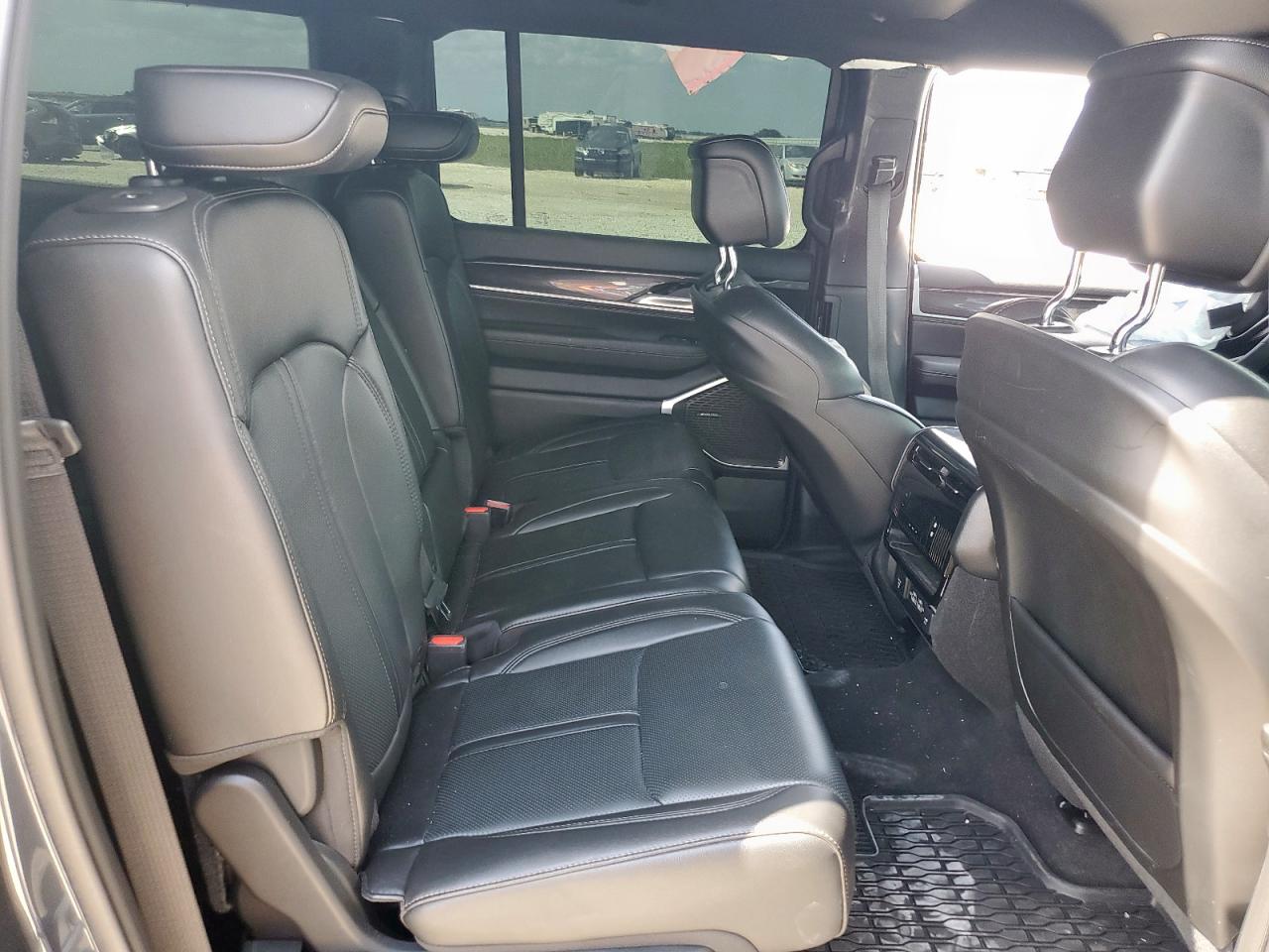 Jeep Wagoneer L Series I Image 12