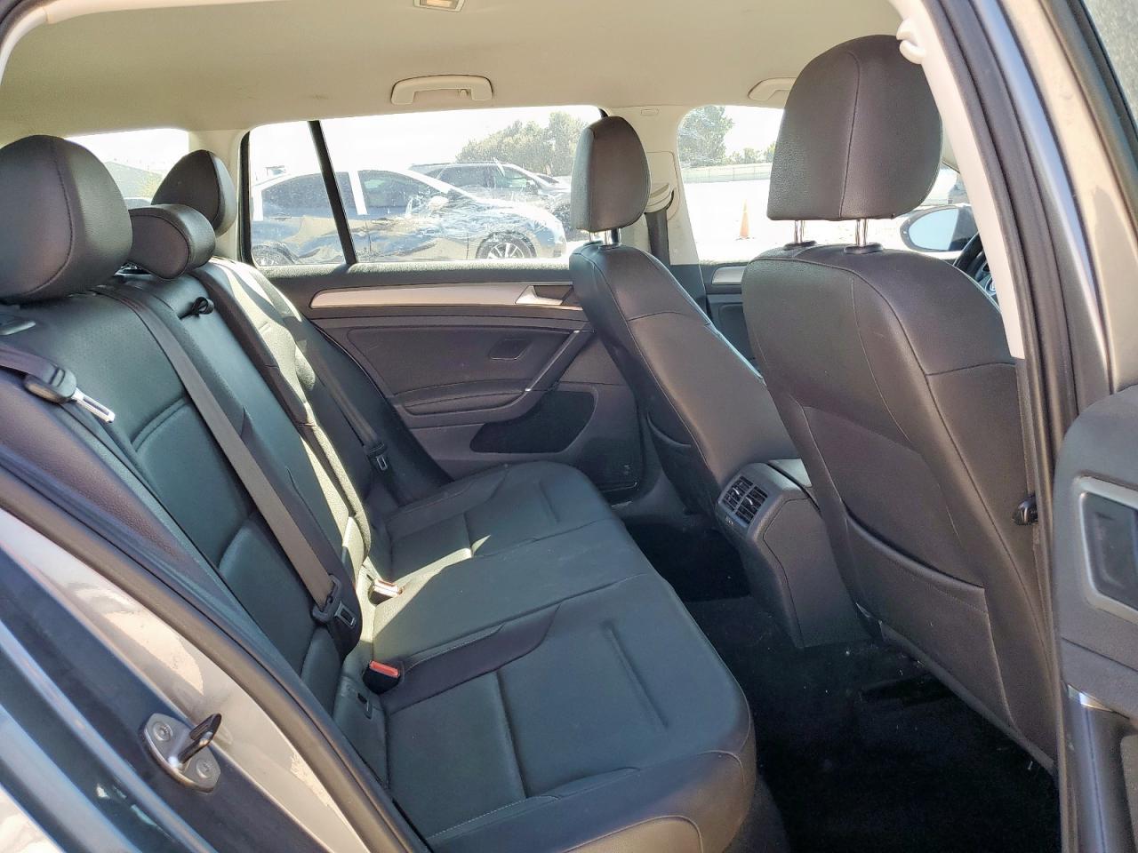 Volkswagen Golf Tdi S Image 2