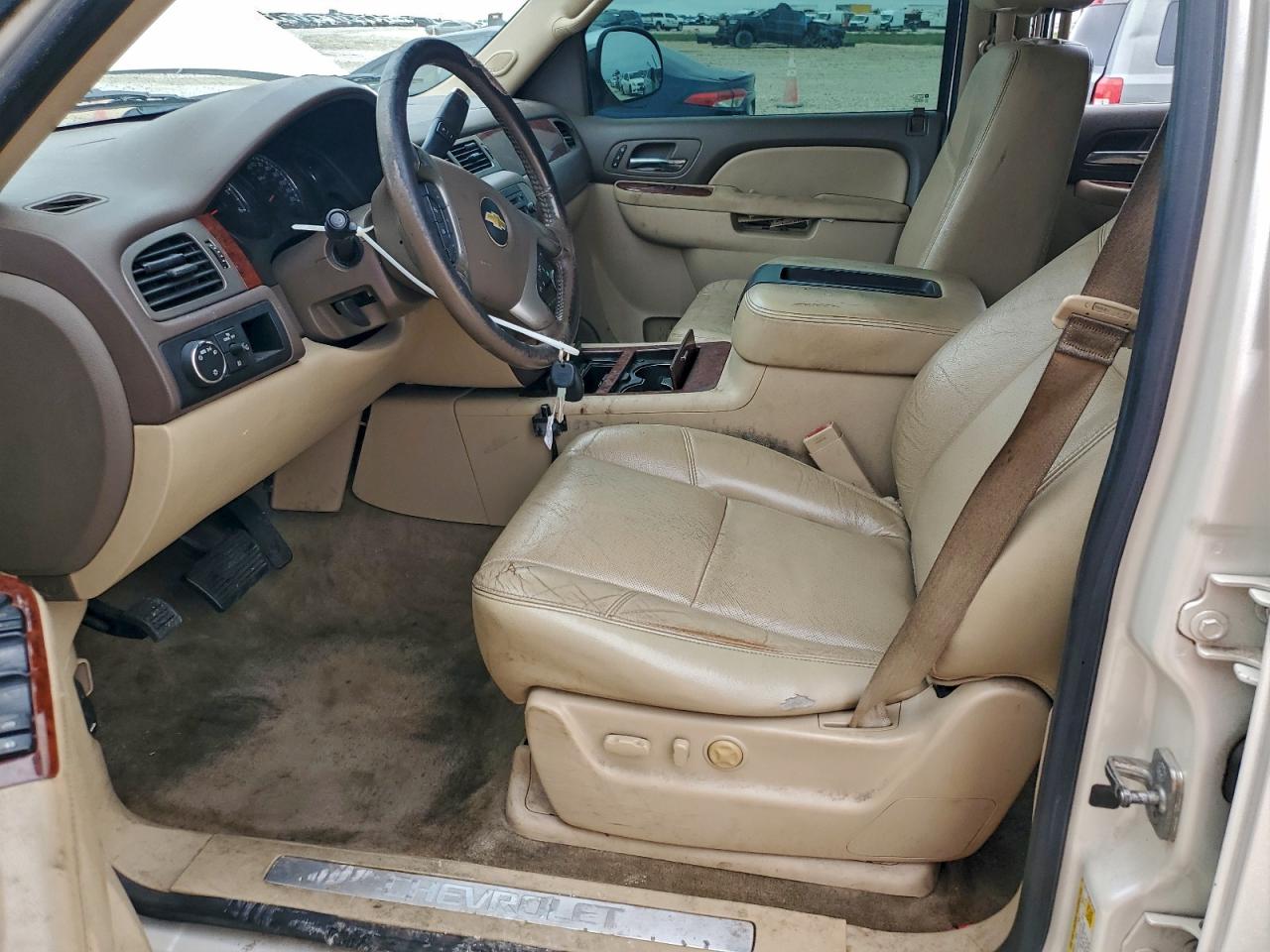 Chevrolet Suburban C1500 Ltz Image 2