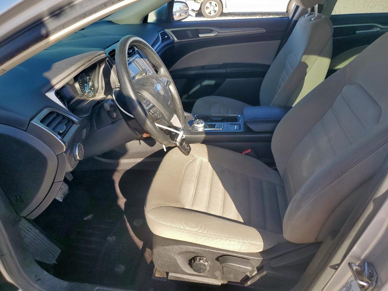 Ford Fusion S Image 5