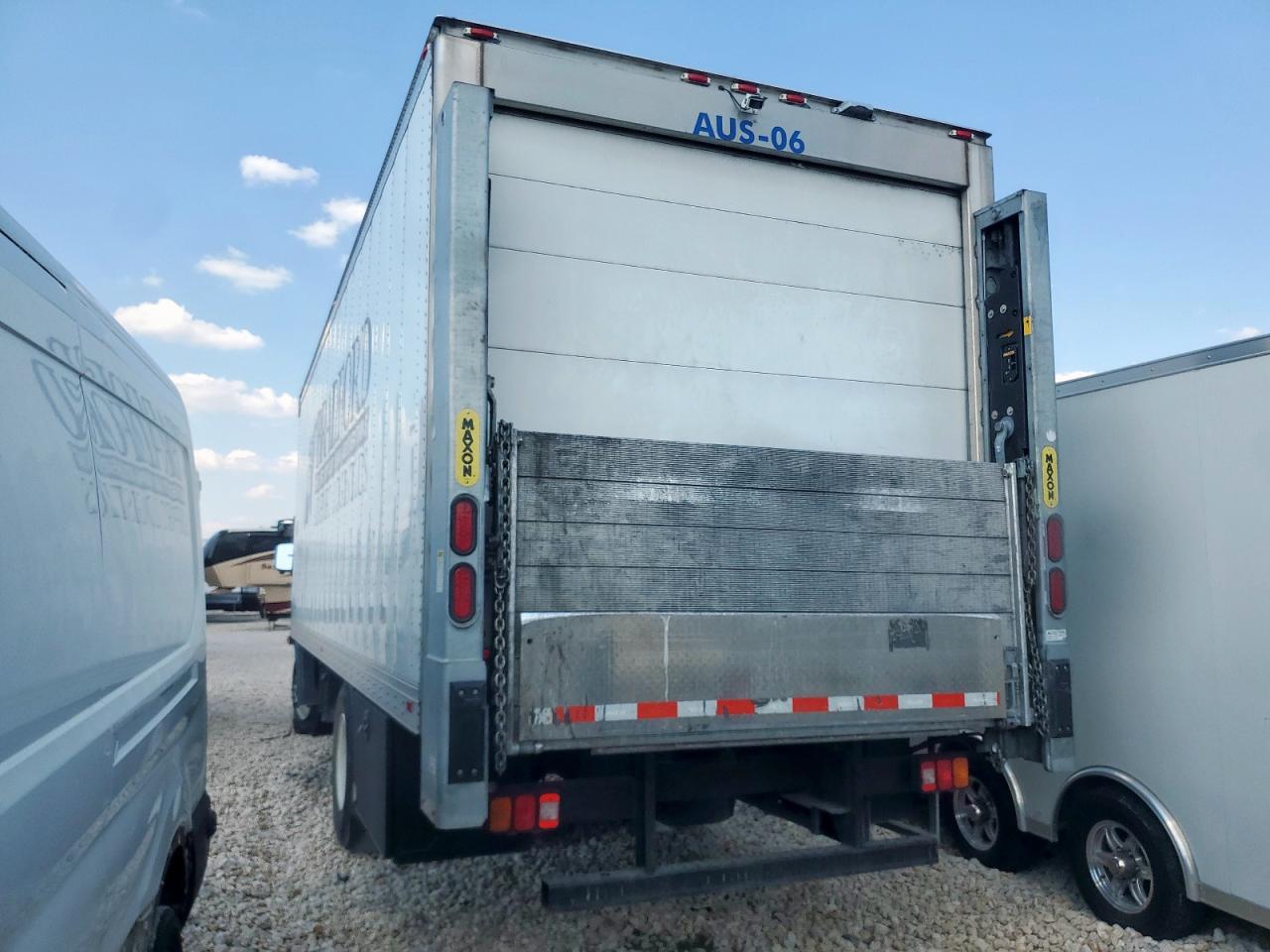 Peterbilt 220 Image 2