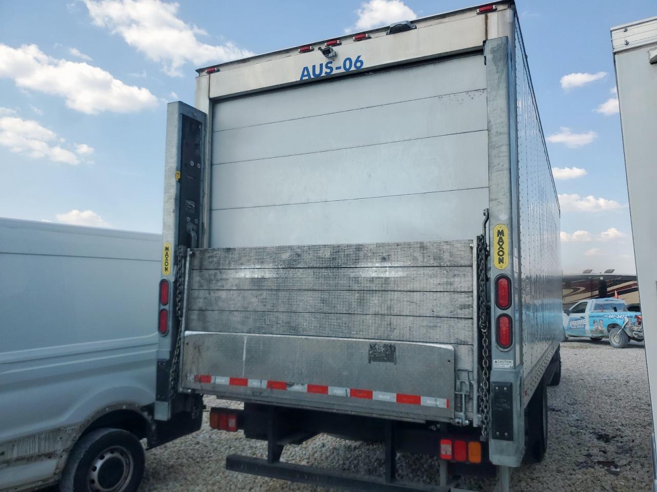 Peterbilt 220 Image 3