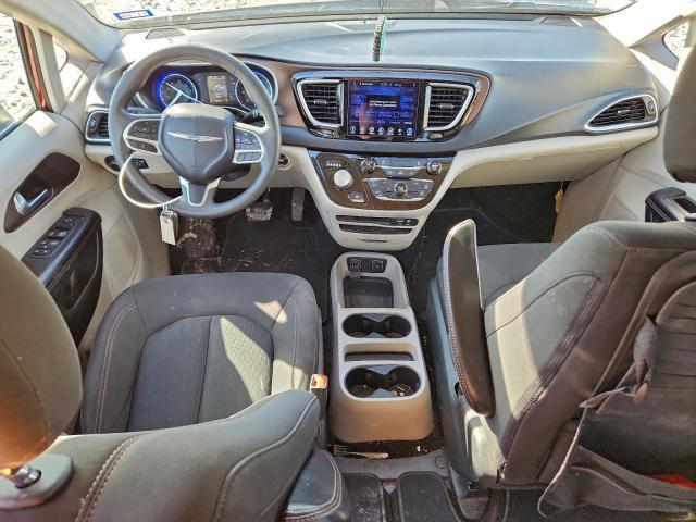 Chrysler Pacifica Touring Image 3