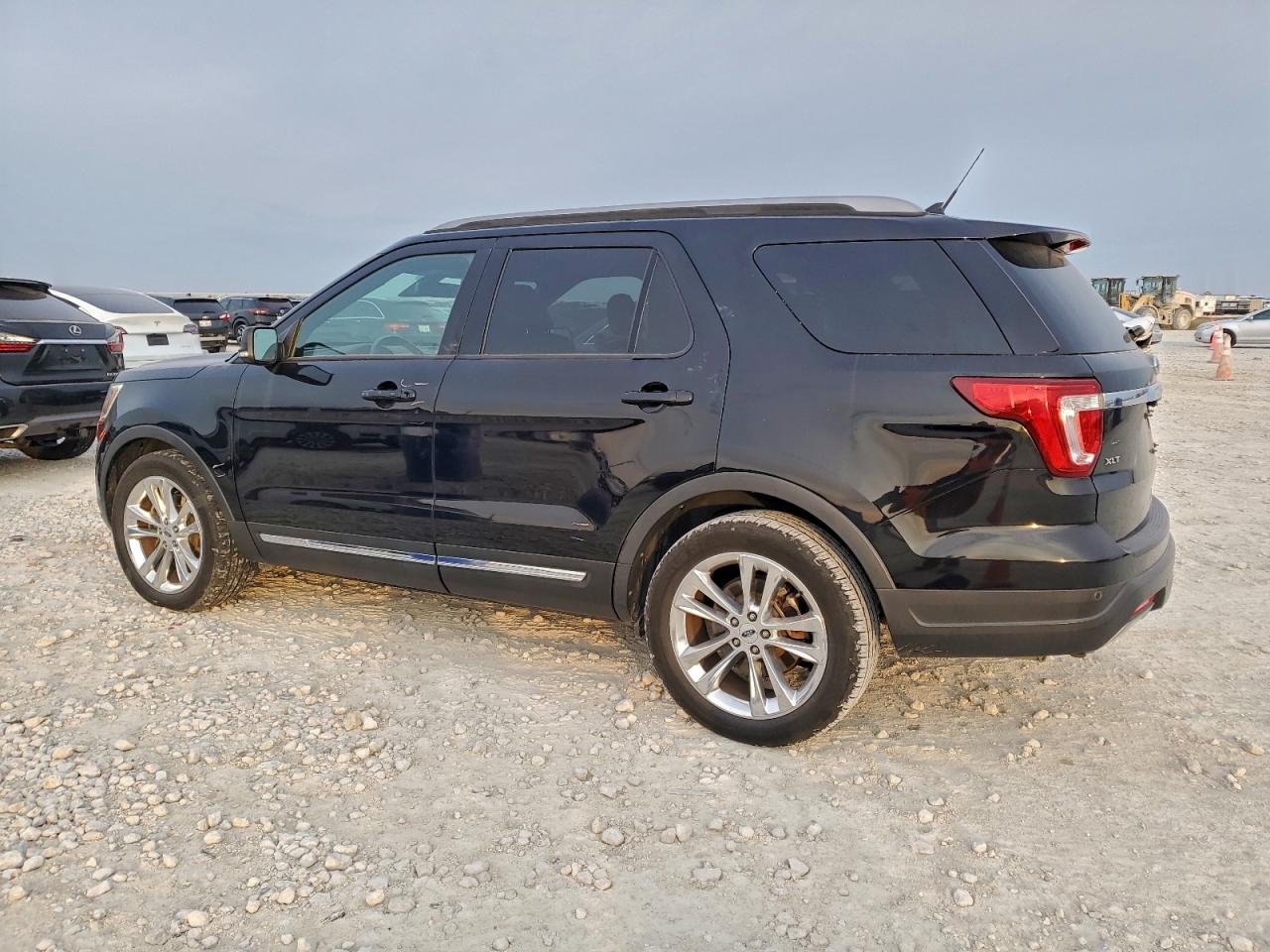 Ford Explorer Xlt Image 2