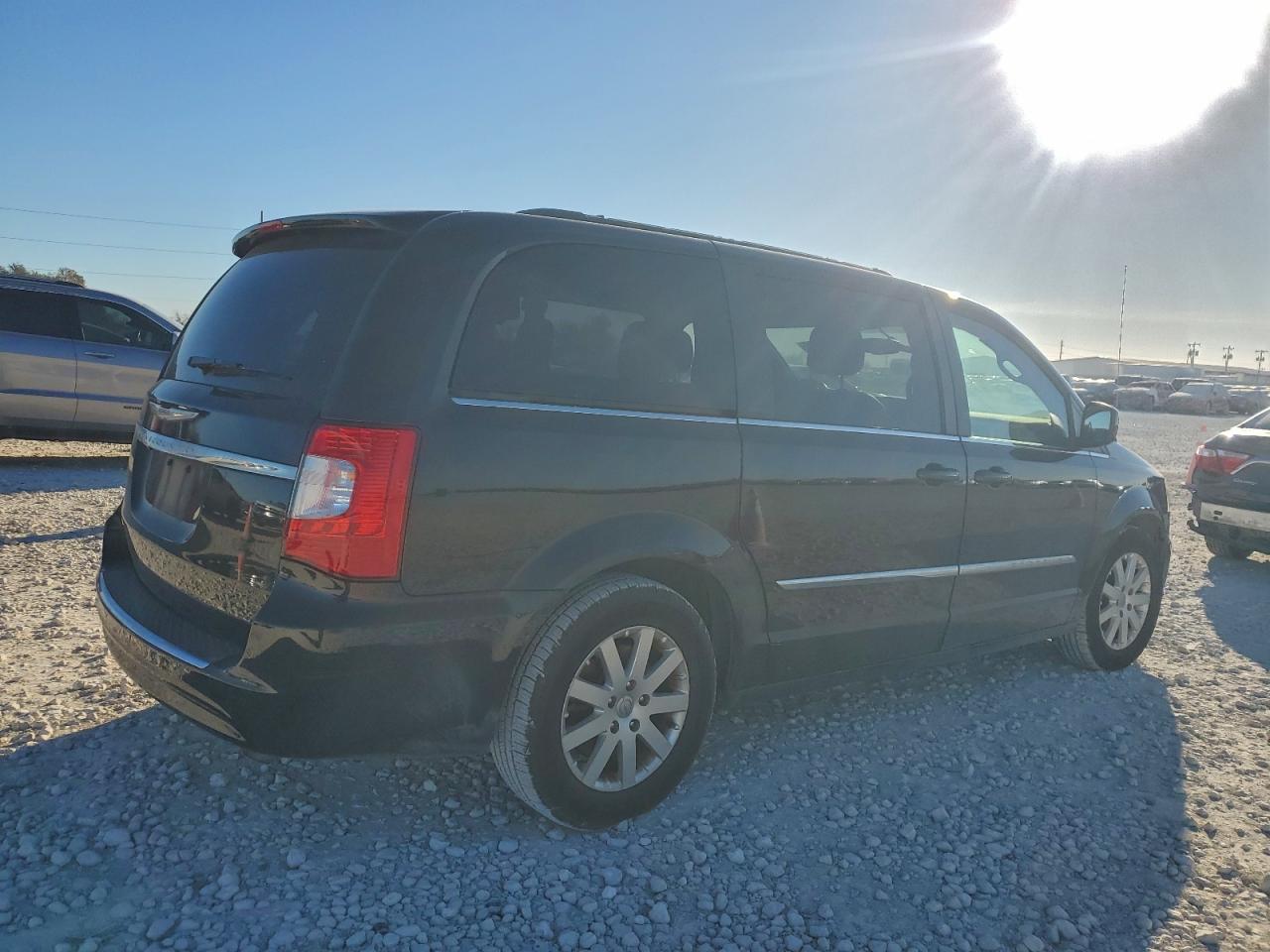 Chrysler Minivan Touring Image 2