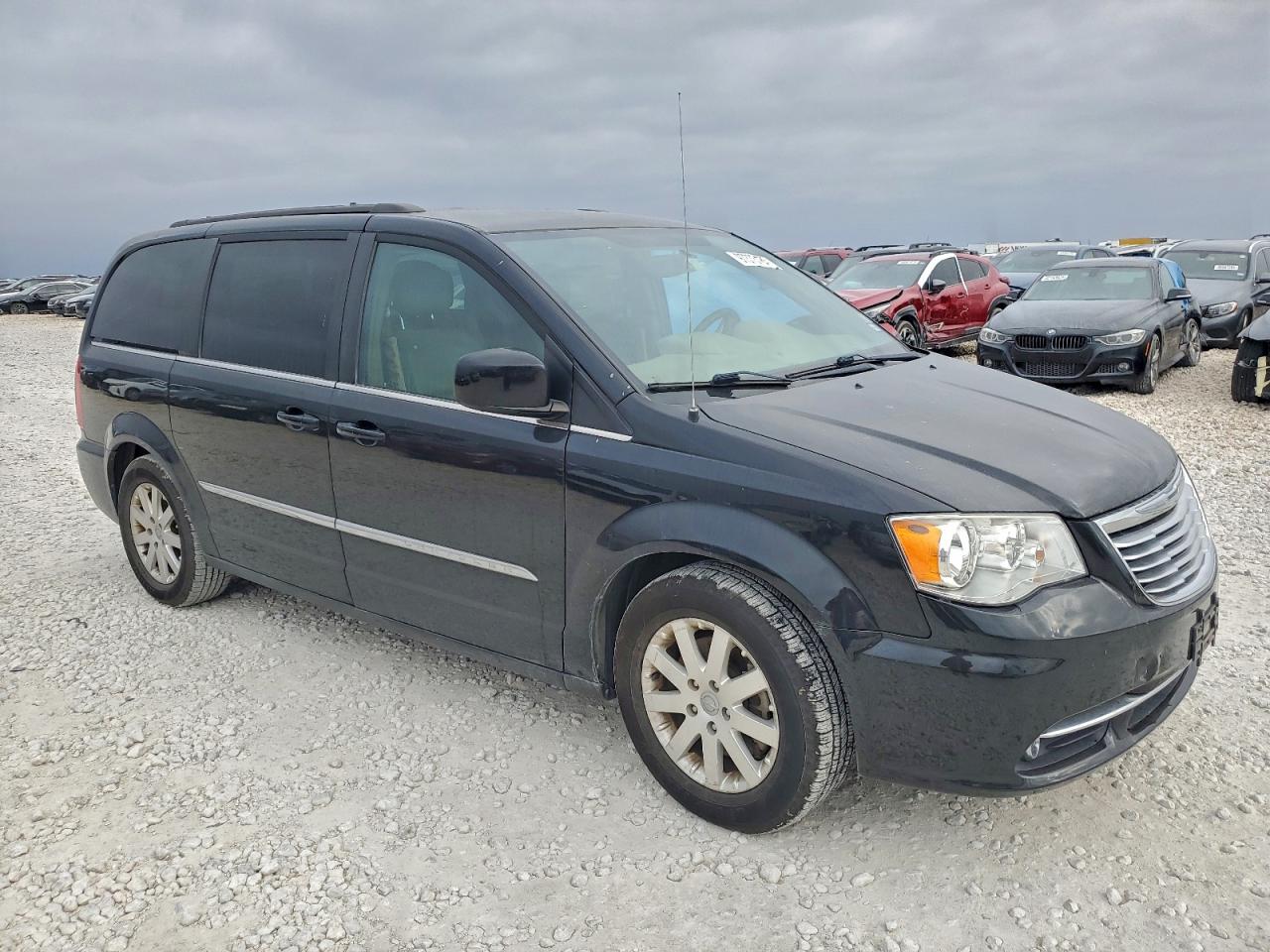 Chrysler Minivan Touring Image 8