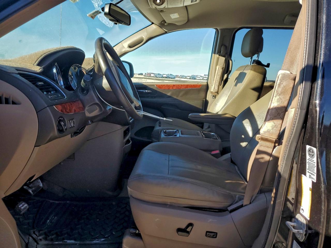 Chrysler Minivan Touring Image 3