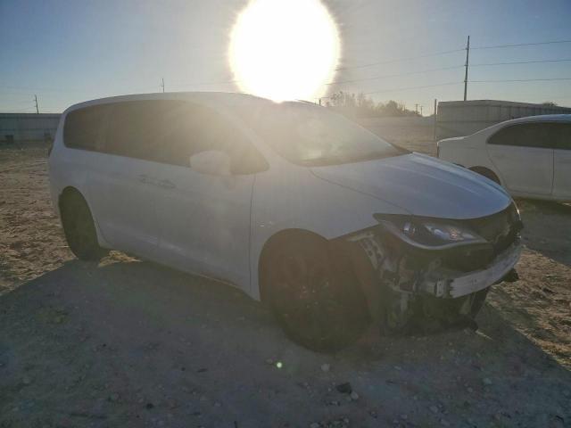 Chrysler Pacifica Touring Image 4