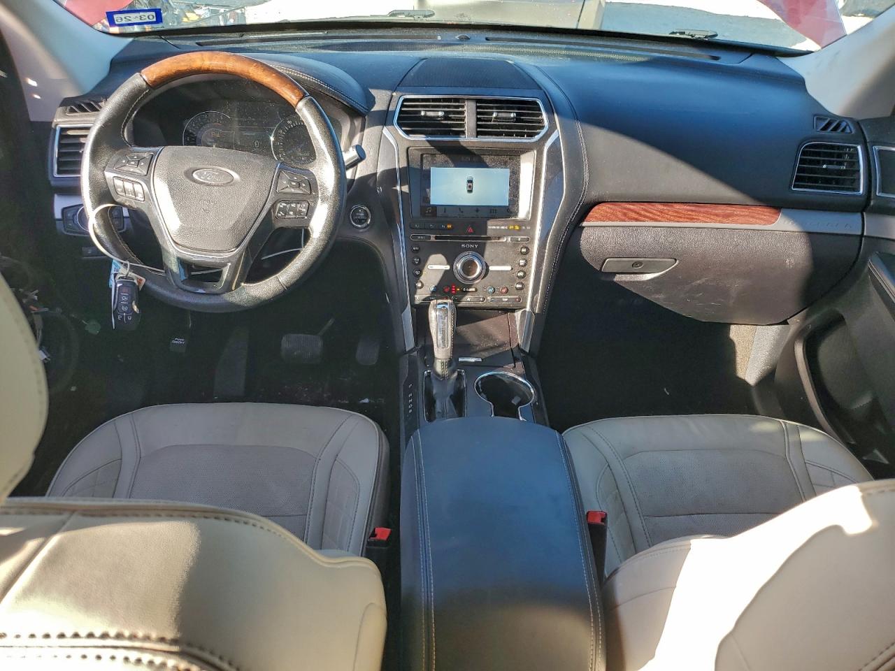 Ford Explorer Platinum Image 3