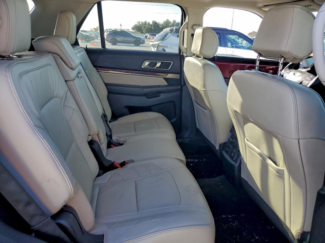 Ford Explorer Platinum Image 7