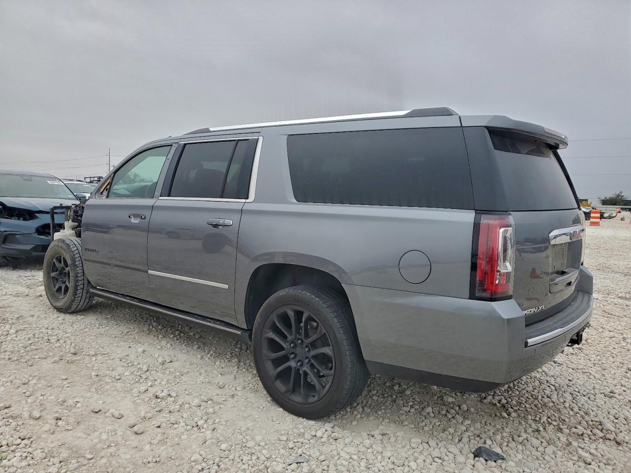 GMC Yukon Denali Image 2