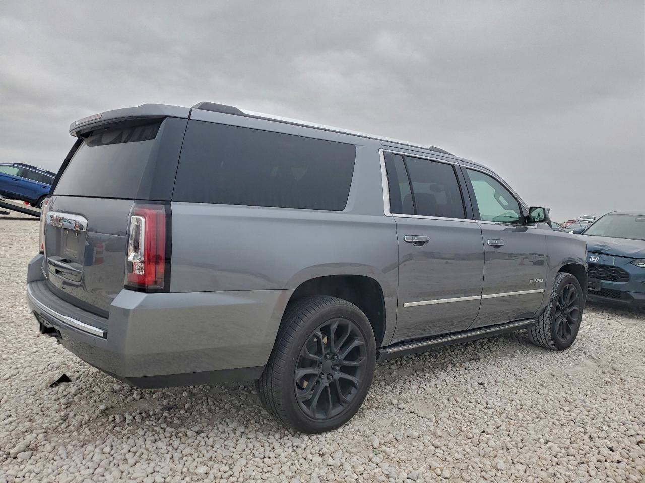GMC Yukon Denali Image 5