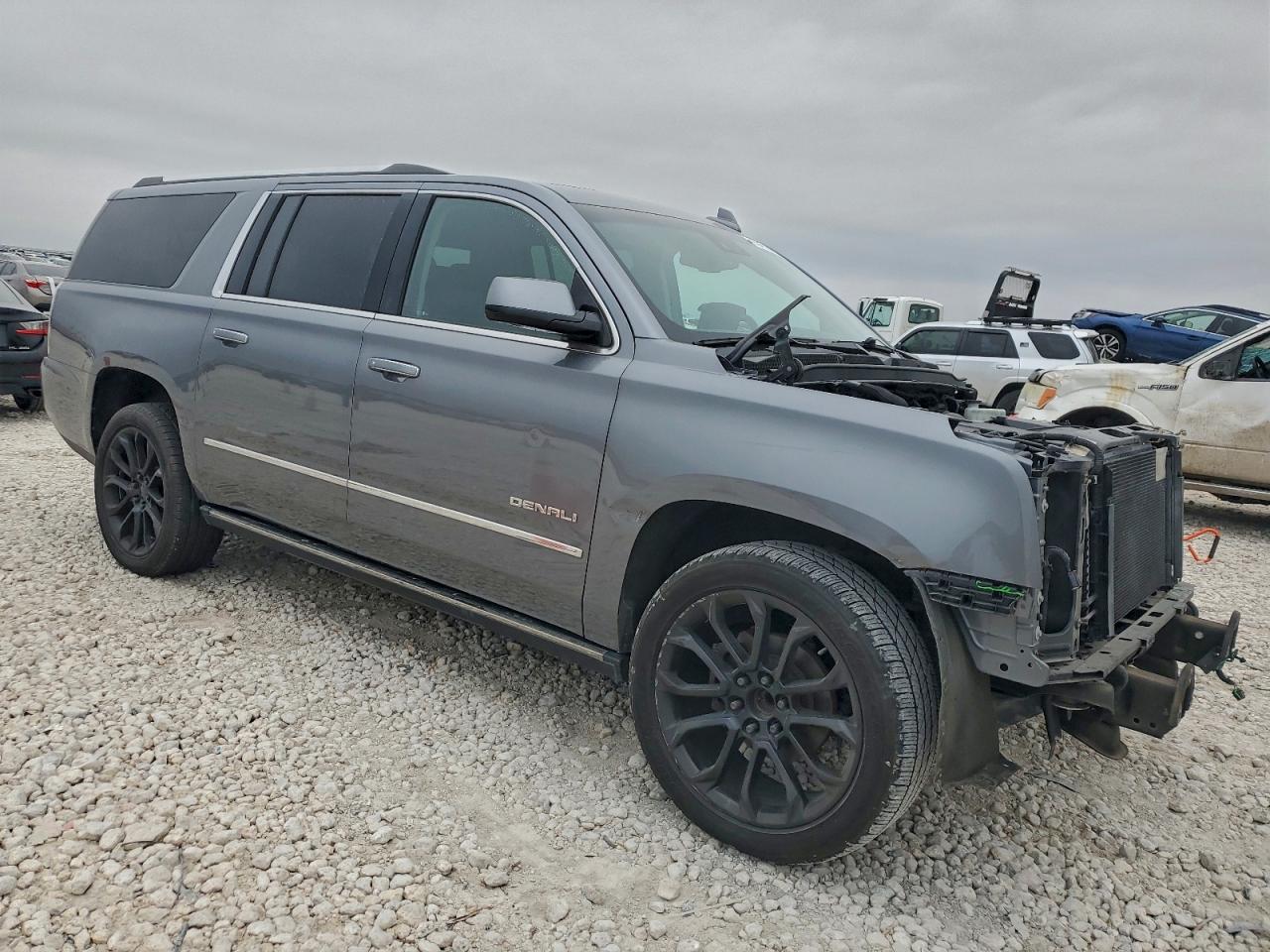 GMC Yukon Denali Image 4