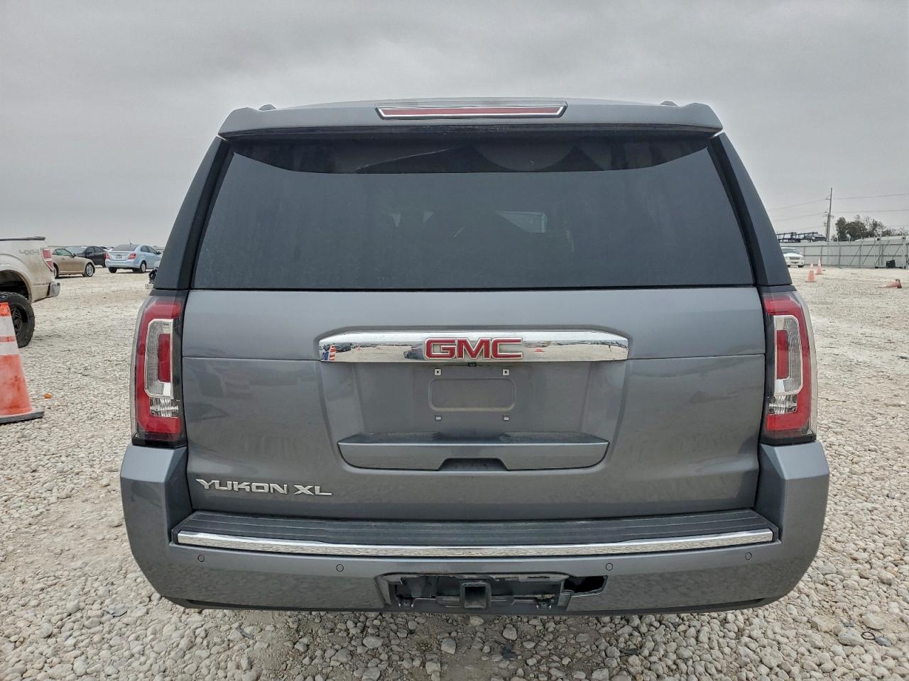 GMC Yukon Denali Image 8