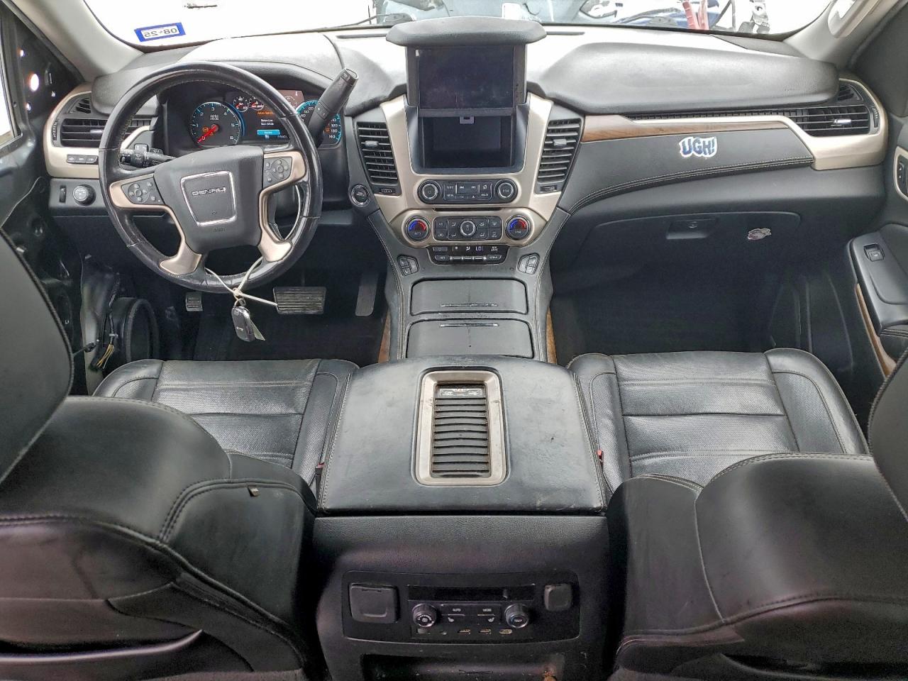 GMC Yukon Denali Image 6