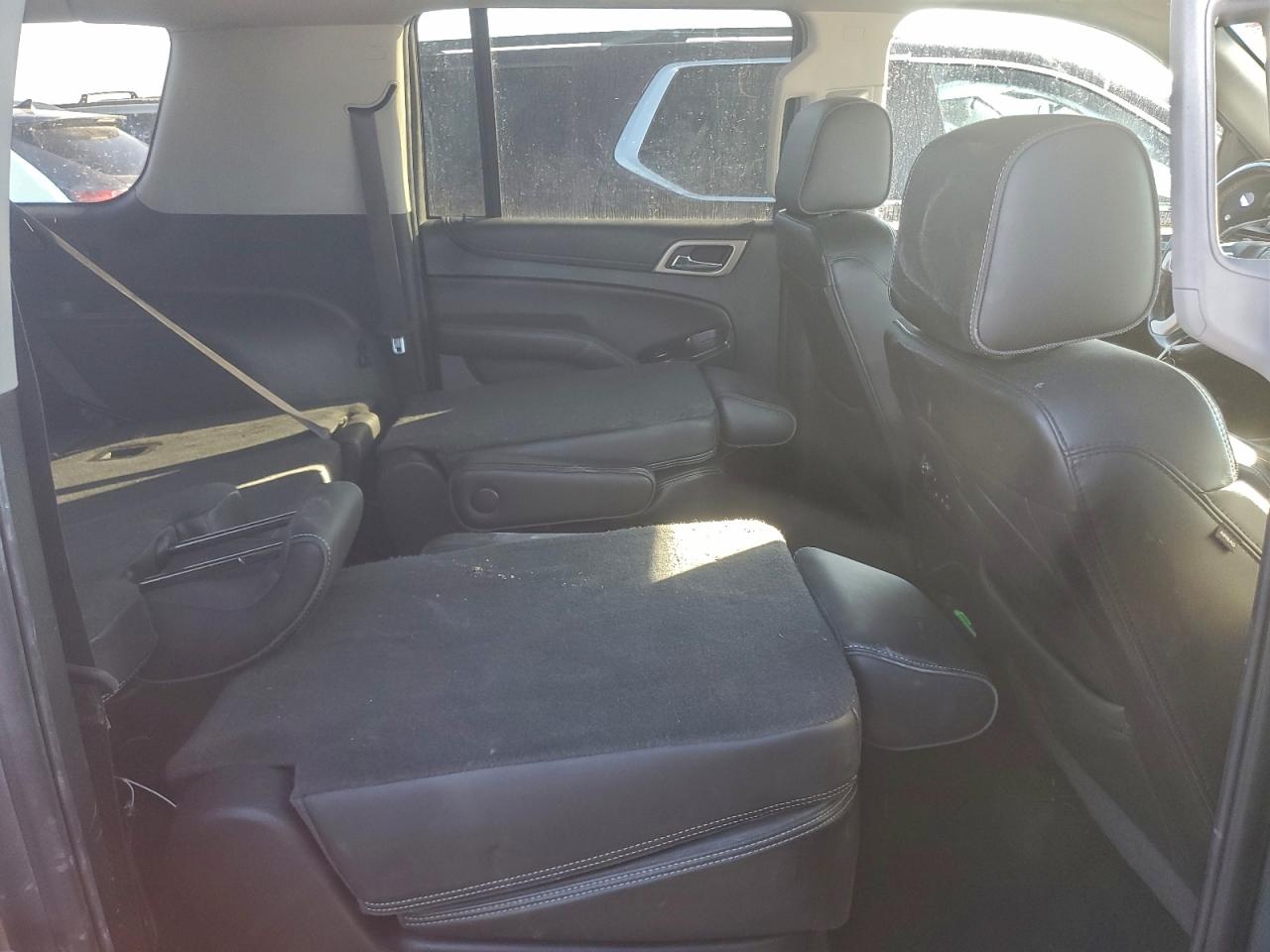 GMC Yukon Denali Image 11